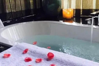 苏州姑苏区水疗池中的失重冥想：当身体学会漂浮